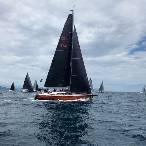 Напрасно нас бурей пугали, Вам скажет любой моряк…