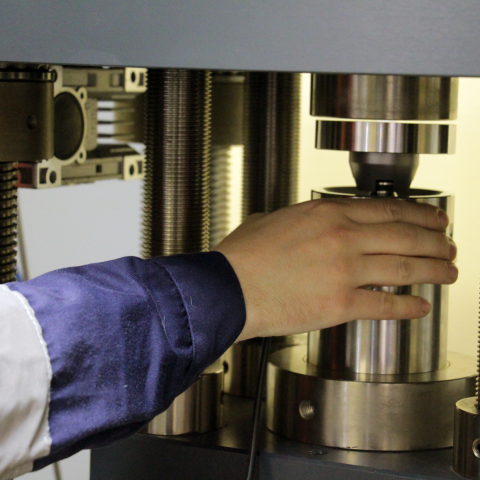 На производстве тензодатчиков введена в эксплуатацию новая силовоспроизводящая машина