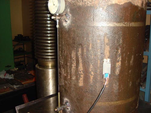 Пакетироваанные тензорезисторы. Нагружение на гидравлическом прессе трубы со съемным тензометром. Проверка измерительного канала на реальной строительной конструкции.